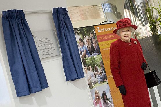 Queen unveils a plaque